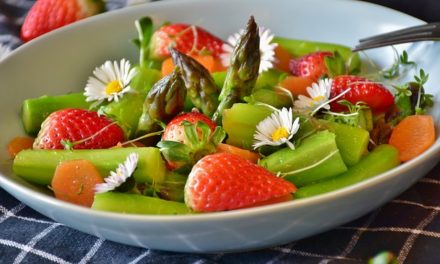 Spargelsalat mit Gänseblümchen