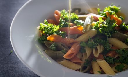 Frittierte Petersilie an Tomaten-Pasta