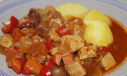 Herbstlicher Gulasch-Suppentopf – vegan